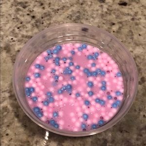 This is a crunchy slime and it’s pink and blue.